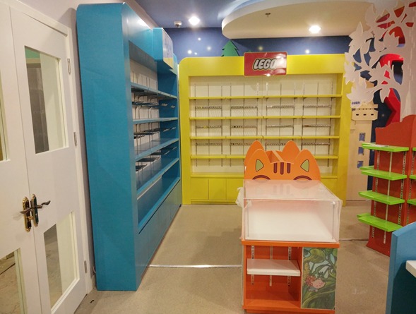 郑州幼儿园展柜缤纷童年设计厂家上门安装